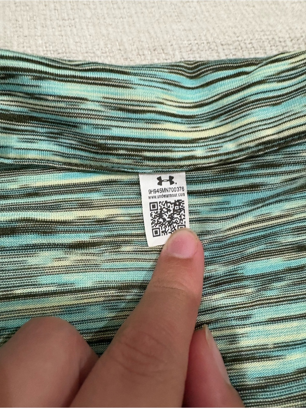 Under Armour Striated Aqua and Black Performance Top - Picture 2 of 5